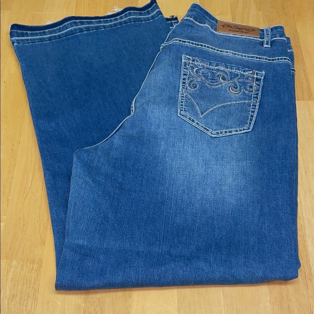 Suzanne Betro Denim Jeans w Embroidered Pockets. ‎ Wide Leg.  Rough Hem. Size 18